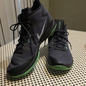 Nike Men's Black and Green Performance Sneakers